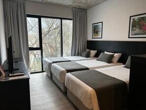 Standaard driepersoonskamer | Een minibar, een kluis op de kamer, verduisterende gordijnen