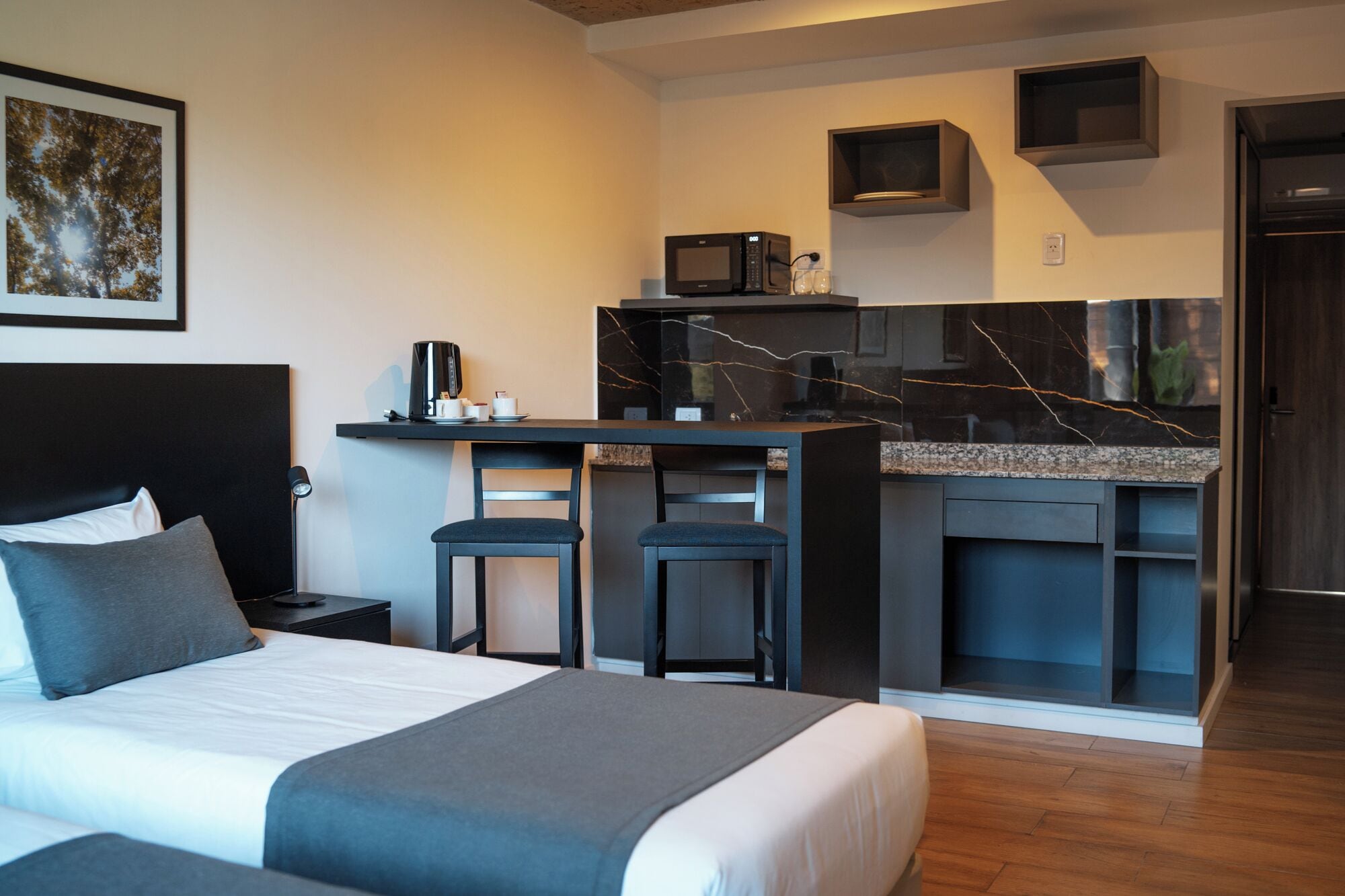 Minibar, caja de seguridad en la habitación y cortinas blackout 