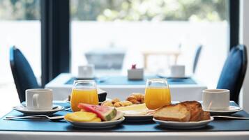 Café da manhã com buffet nos fins de semana (USD 17 por pessoa)