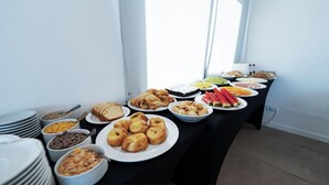 A buffet table with various food items including bread, pastries, fruits, and cereals. - Mérit Parque Leloir by Amérian (Villa Udaondo)