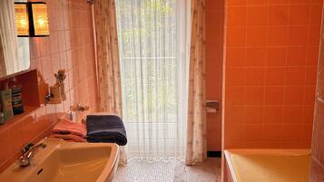 SĂšche-cheveux, serviettes fournies, savon, shampoing