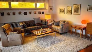 スマートテレビ、卓球台、書庫、プリンター