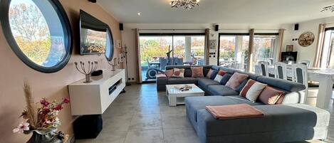 Smart-TV, Kamin, DVD-Player, Tischfußball