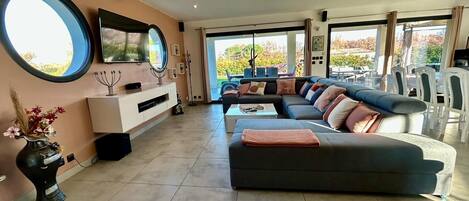 Smart-TV, Kamin, DVD-Player, TischfuĂball