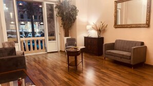 Quarto, 1 quarto, para fumantes, vista para o jardim | Sala de estar