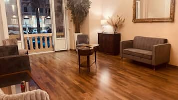 Room, 1 Bedroom, Smoking, Garden View | Living room