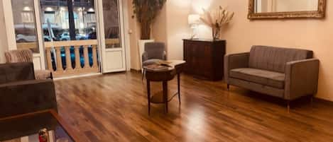 Room, 1 Bedroom, Smoking, Garden View | Living room