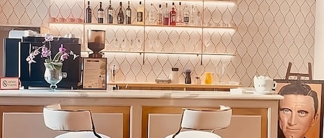 Habitación, 1 habitación, para fumadores, vista al jardín | Bar (en la propiedad)