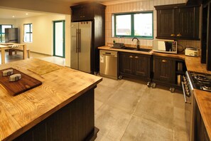 Casa básica, sacada, vista para o mar | Cozinha privada | Chaleira elétrica, torradeira, freezer, cozinha com ilha