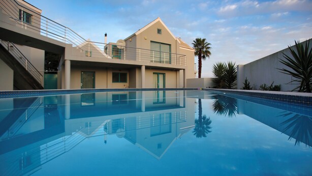A modern house with a swimming pool, a balcony, and a staircase leading to the upper floor. - The Spry House, Langebaan, 8 Sleeper (Langebaan)