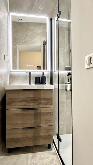 Shower, eco-friendly toiletries, hair dryer, towels - The Arena's Pavillon 4*: parking - rooftop - AC (Nîmes)