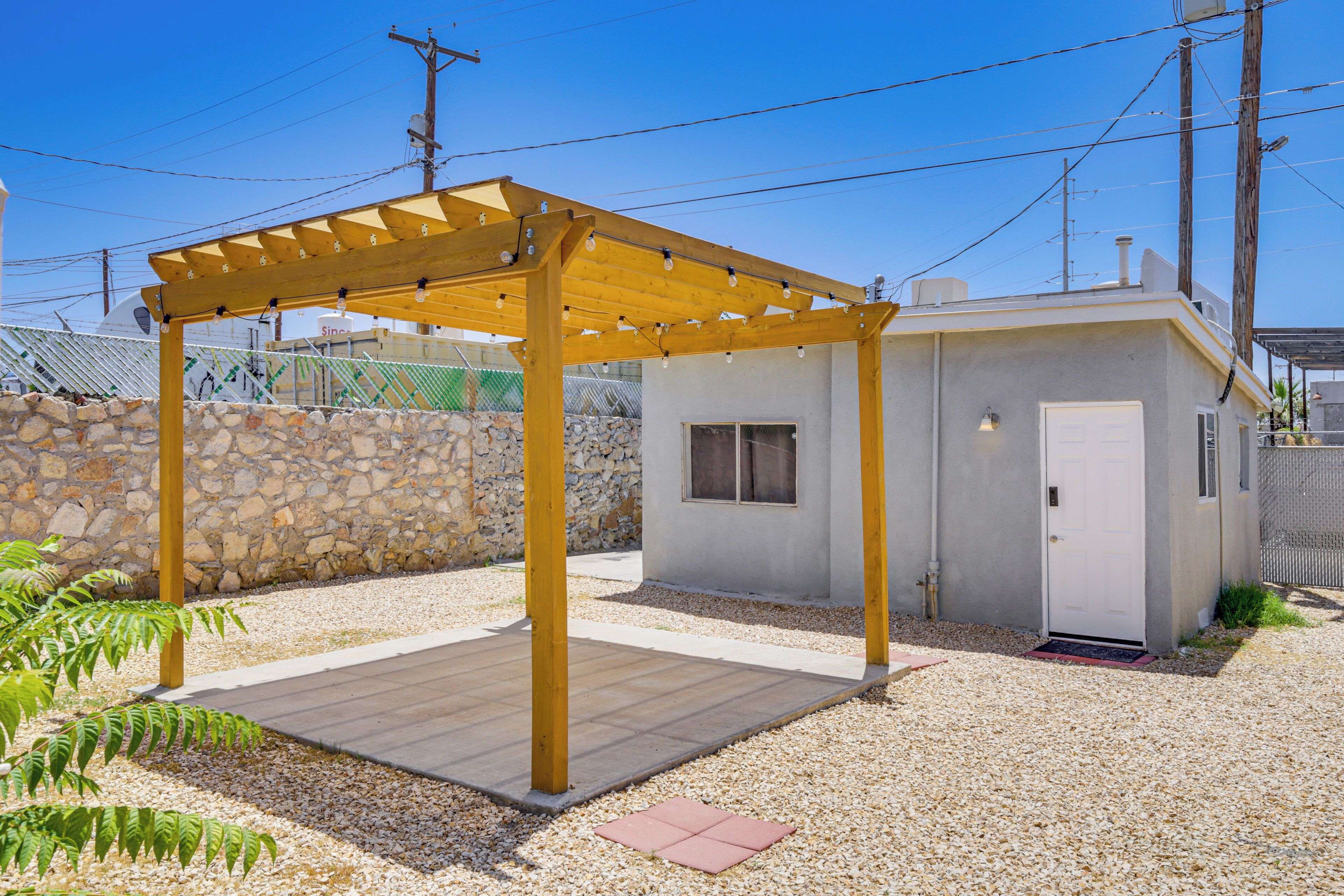 Cozy El Paso Studio w/ Patio ~ 2 Mi to Downtown!