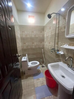 Habitació doble Deluxe | Bany | Dutxa, articles de tocador gratuïts, tovalloles i sabó