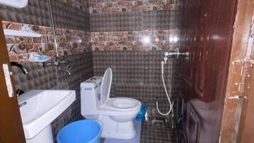 Deluxe Double Room | Bathroom | Shower, free toiletries, towels, soap