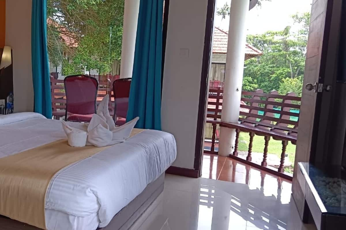 Premium suite, uitzicht op meer | 1 slaapkamer, een bureau, geluiddichte muren, beddengoed