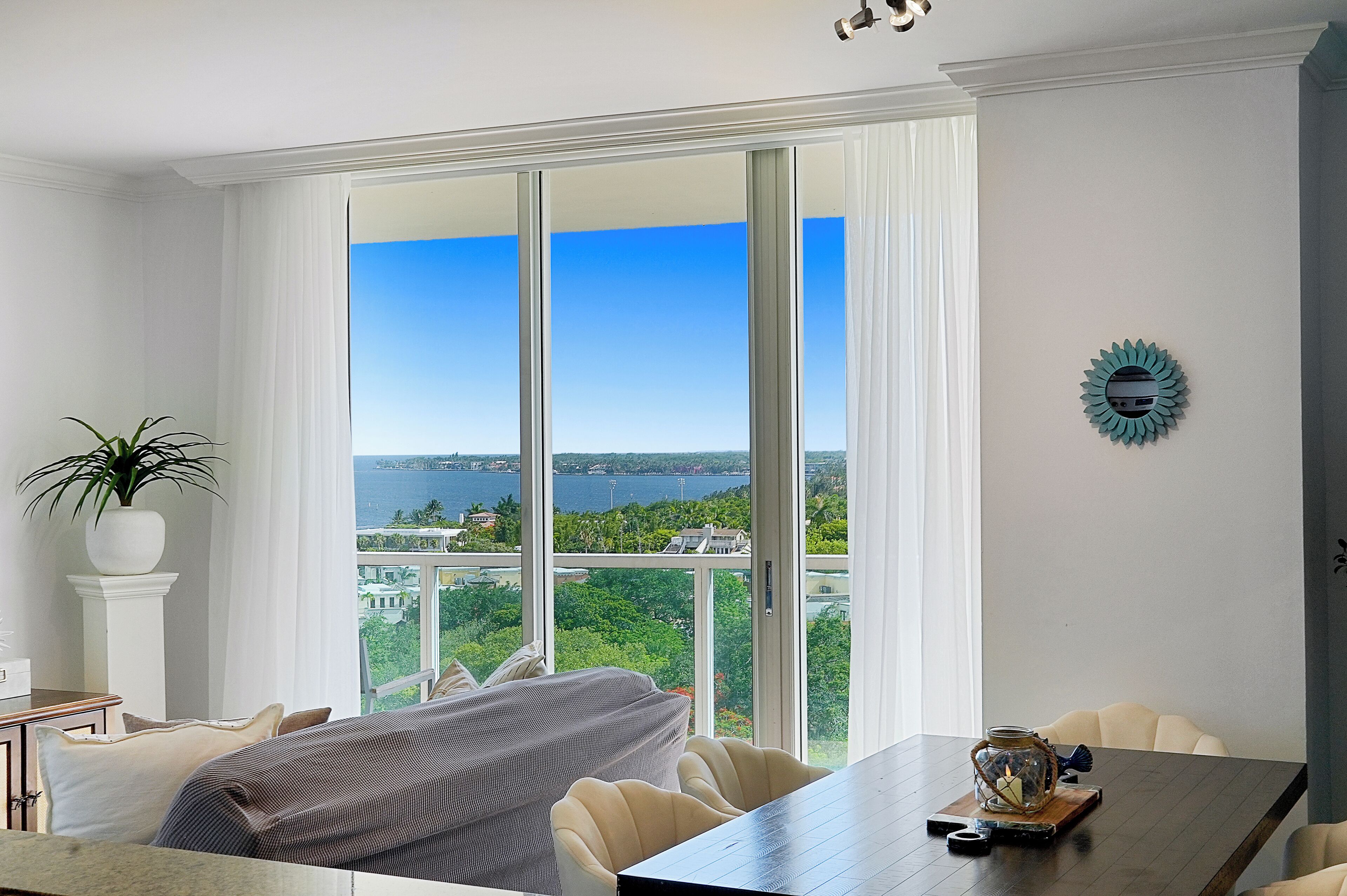 Basic Apartment, 2 Bedrooms, Balcony, Ocean View | Living room