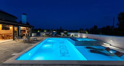 4 en-suite bedrooms, two finnish saunas, heated pool with Whirlpool, deck chairs in shallow area, natural surroundings