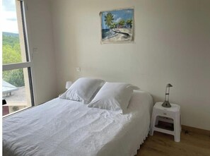 2 bedrooms, iron/ironing board, WiFi, bed sheets