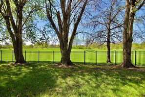 Property grounds - Riverfront Luxury w/ Fire Pit & Chef's Kitchen (Bolingbrook)