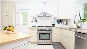 Køleskab, mikrobølgeovn, ovn, kogeplade