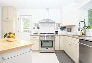 Køleskab, mikrobølgeovn, ovn, kogeplade