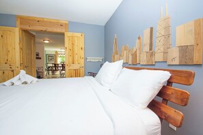 5 habitaciones, escritorio y tabla de planchar con plancha 