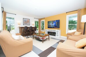 Smart TV, fireplace, books - Riverfront Luxury w/ Fire Pit & Chef's Kitchen (Bolingbrook)