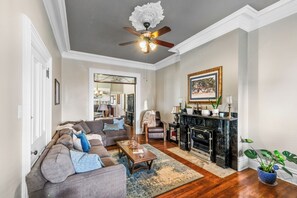 TV connectée, cheminée, jeux vidéo, livres