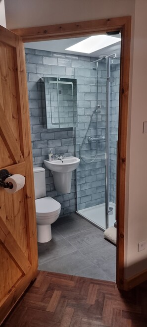 Towels, toilet paper - The Old Post Office, annex with bedroom, onsuite and lounge with kitchenette. (Wareham)