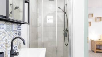 Douche, sĂšche-cheveux, serviettes fournies