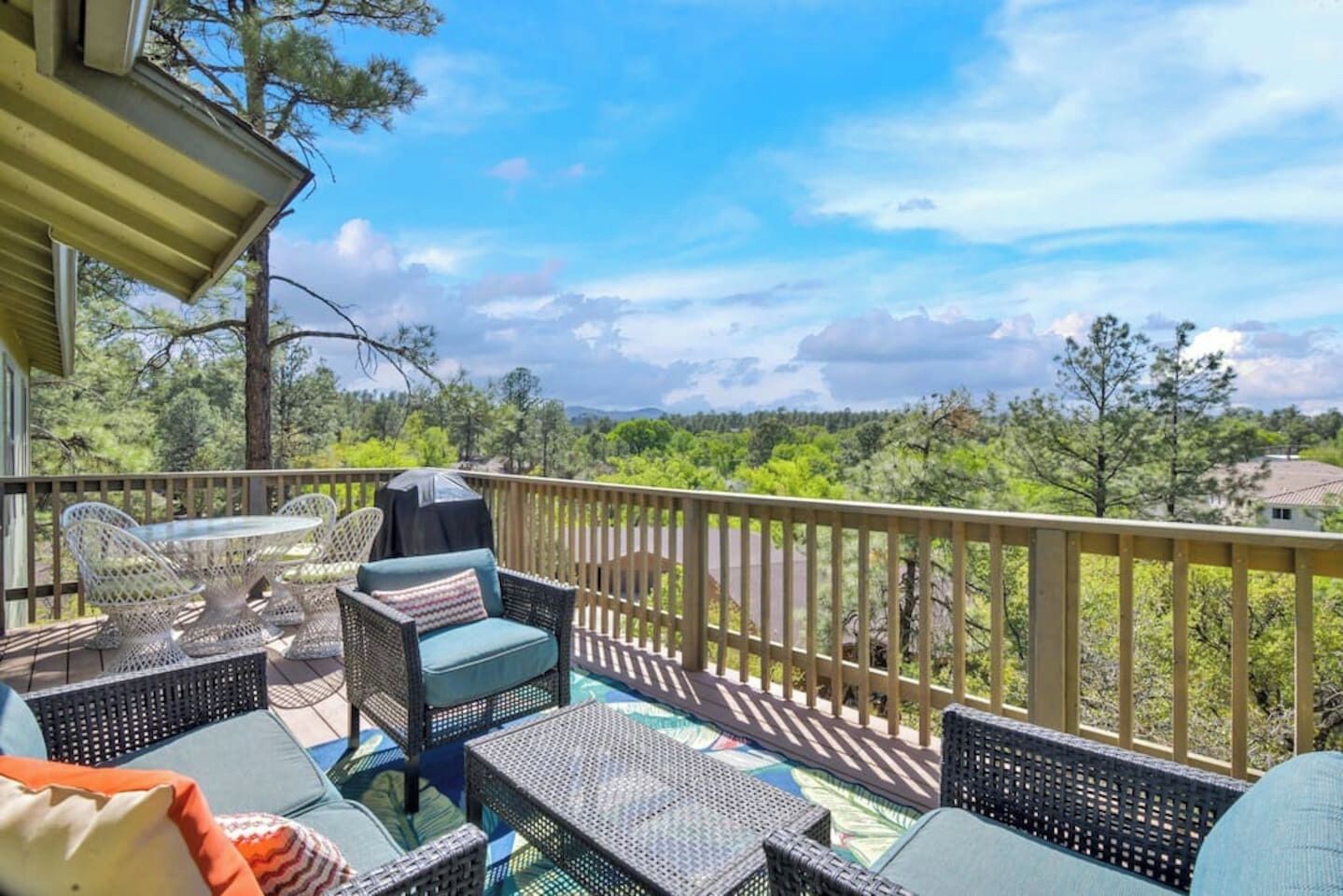 Great Family Home  Sunset Views  Walk to Downtown, Hike & Shop Nearby