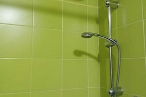 Shower, hair dryer, bidet, towels - Tiffany room, Room with private bathroom, garage. (Lucca)