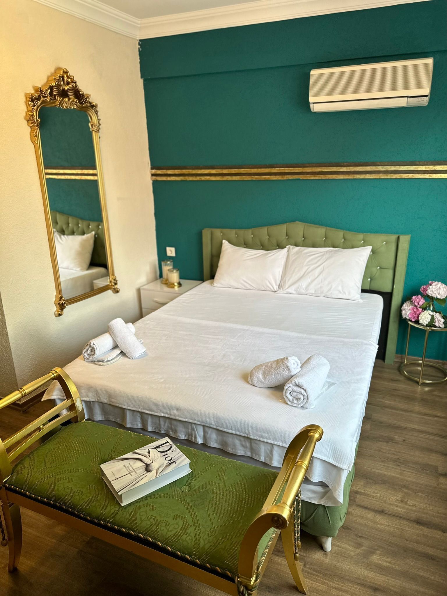 Ropa de cama de alta calidad, minibar y escritorio 