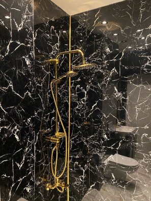 Combined shower/bathtub, jetted bath, rainfall showerhead - Demirtaş Hotel  (Istanbul)