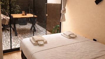 Hochwertige Bettwaren, Minibar, Schreibtisch