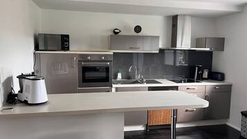 Een koelkast, een microgolfoven, een oven, een kookplaat