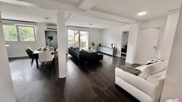 Televisie, boeken en een computerscherm