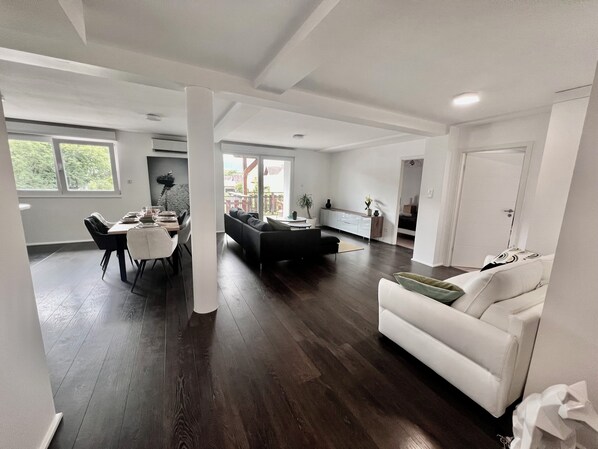 Una televisión, libros, una pantalla de ordenador