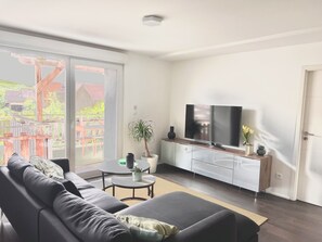 Tv, böcker och datorskärmar