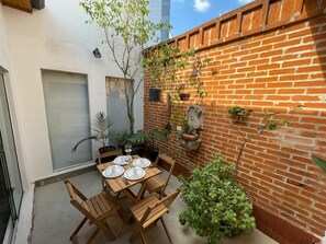 Outdoor dining - Casa de Tijolos com Churrasqueira Vila Fechada (Pinheiros São Paulo)