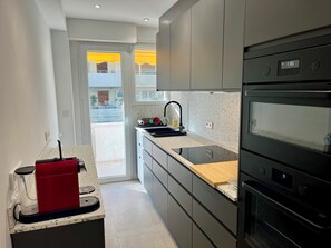 Oppvaskmaskin, brødrister og spisebord