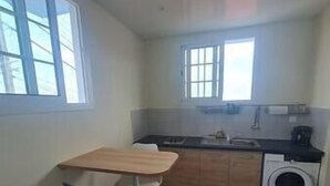 Kaffetrakter/tekoker, kjøleskap, mikrobølgeovn og kjøkkenutstyr