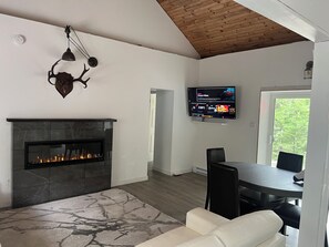 Interior - New 2-bedroom cottage in Bancroft Ontario, fully renovated on the lake (MONT)