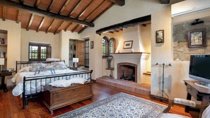 4 bedrooms, iron/ironing board, free WiFi, bed sheets