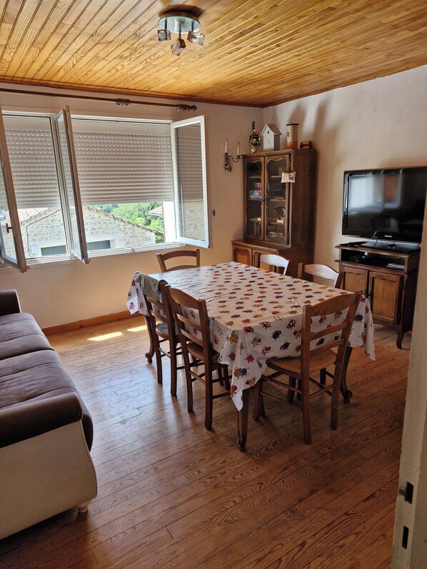 Dining - Ancienne Bergerie 1000m Altitude Ideal Reos, Ballade ou vtt 100 % Campagne (Chalmazel-Jeansagnière)