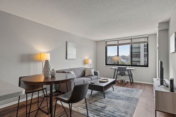 Deluxe Apartment, Kitchen | Ruang tamu | TV