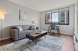 Deluxe Apartment, Kitchen | Ruang tamu | TV