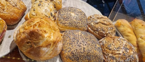 Variedad de panes con semillas y cereales sobre una bandeja.