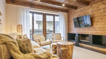 Een televisie en een open haard