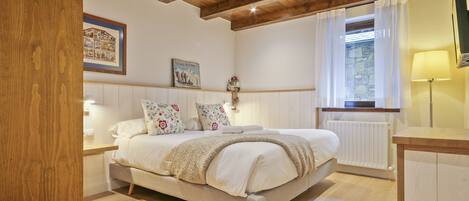 2 bedrooms, iron/ironing board, Internet, bed sheets